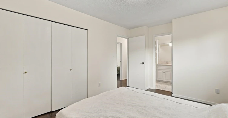 14036 102a Avenue, Surrey, BC, V3T 1P9 - 14