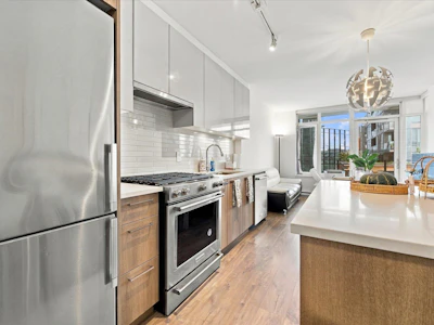 708-258 Nelson's Court - 2