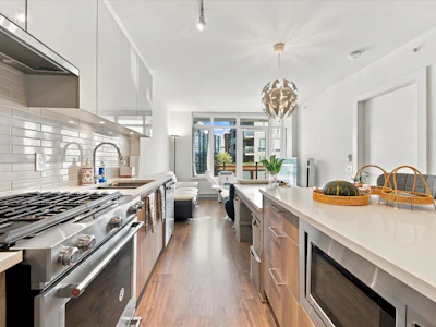 708-258 Nelson's Court - 4