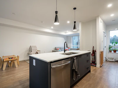 14-10527 155 Street - 5