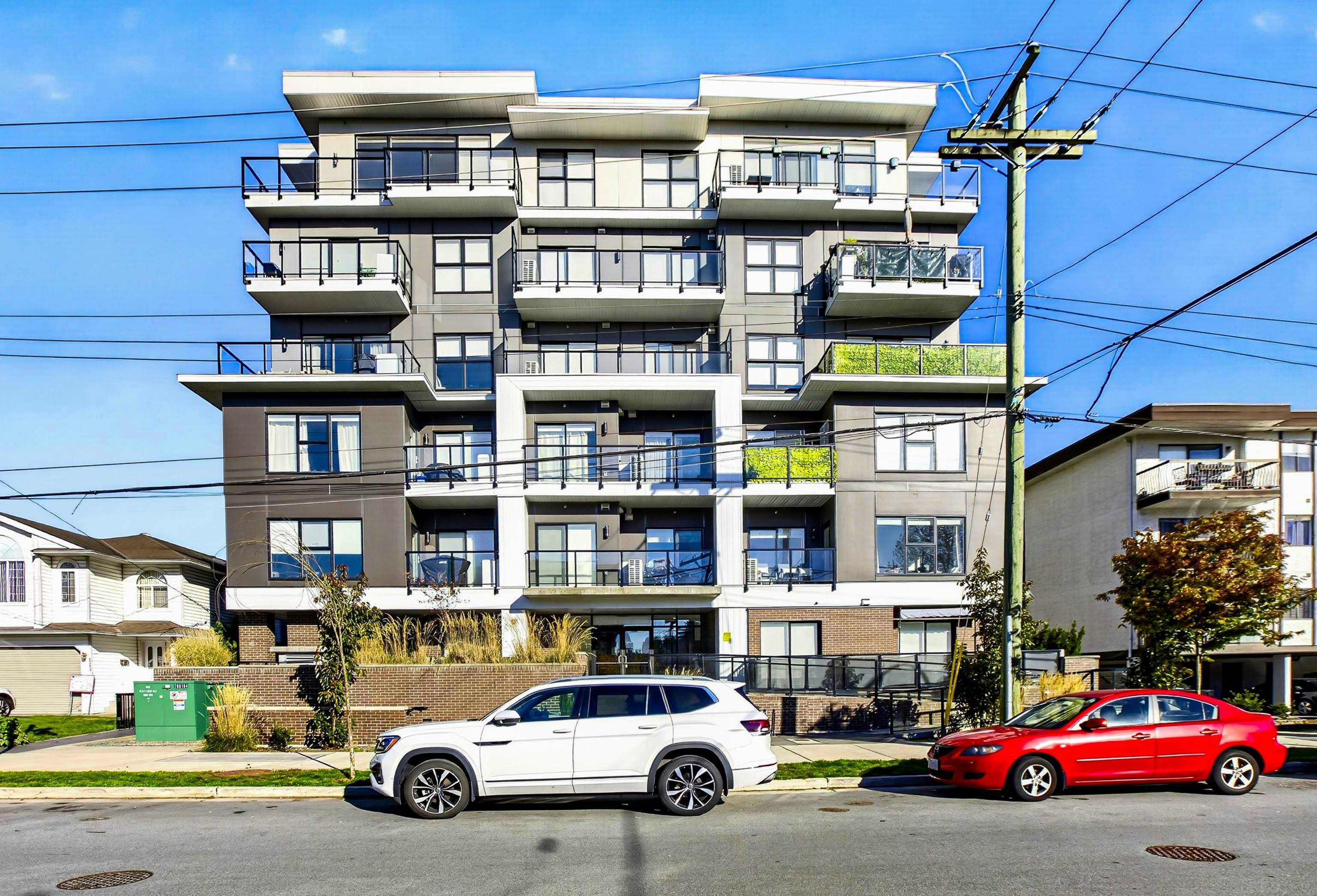 203-2331 Kelly Avenue - 5