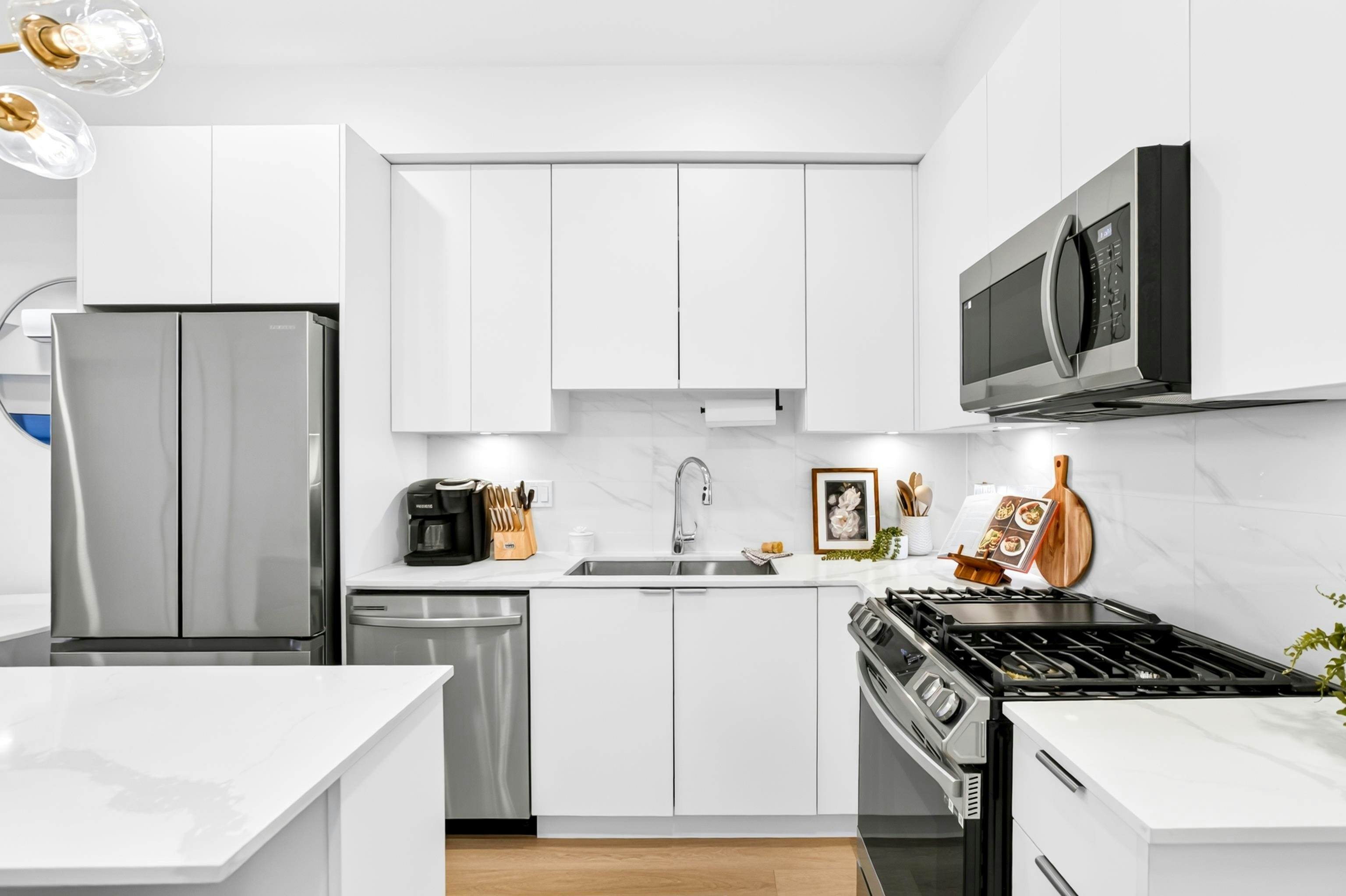 203-2331 Kelly Avenue - 2