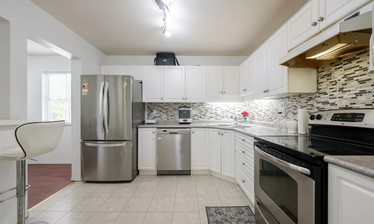 302-2435 Center Street