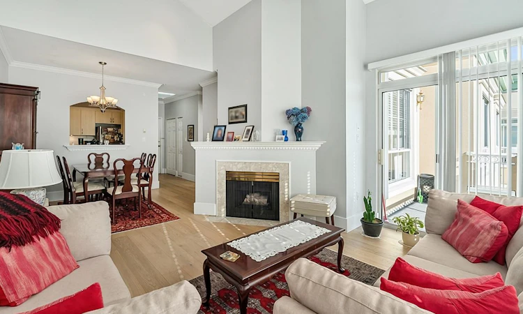 405-2985 Princess Crescent