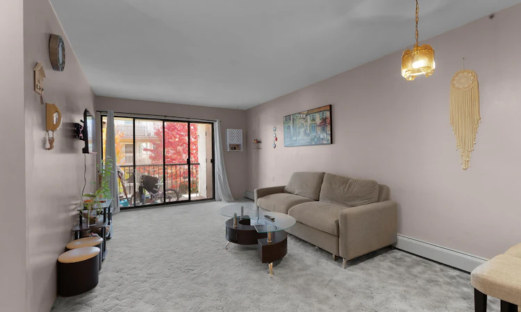 206-32733 E Broadway Street