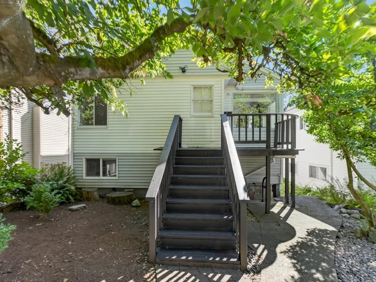 2218 E 11th Avenue, Vancouver, BC, V5N 1Z6 - 2