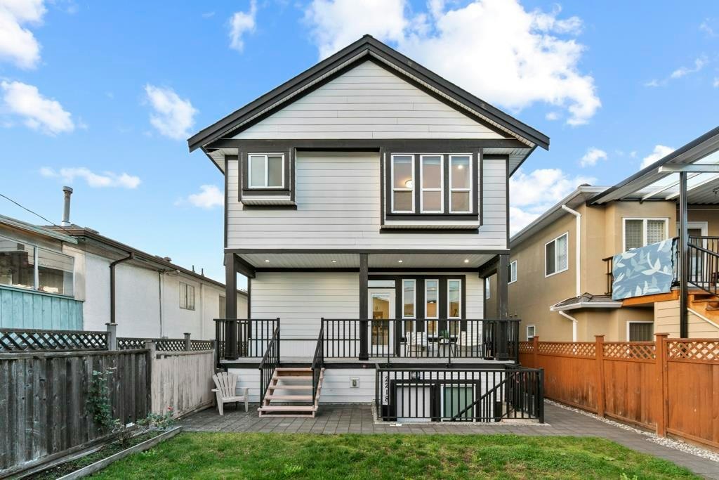2216 Mannering Avenue, Vancouver, BC, V5N 3C4