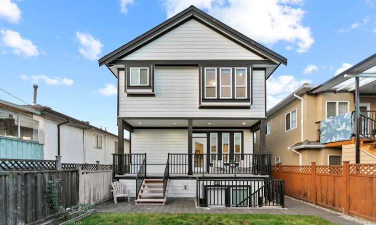 2216 Mannering Avenue