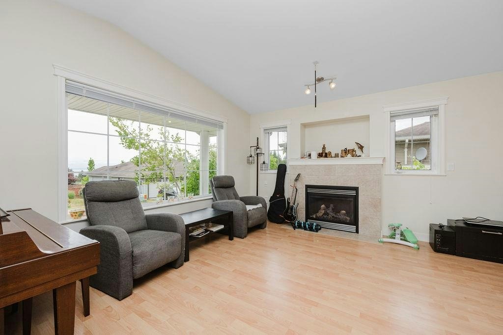 5687 Emily Way - 5