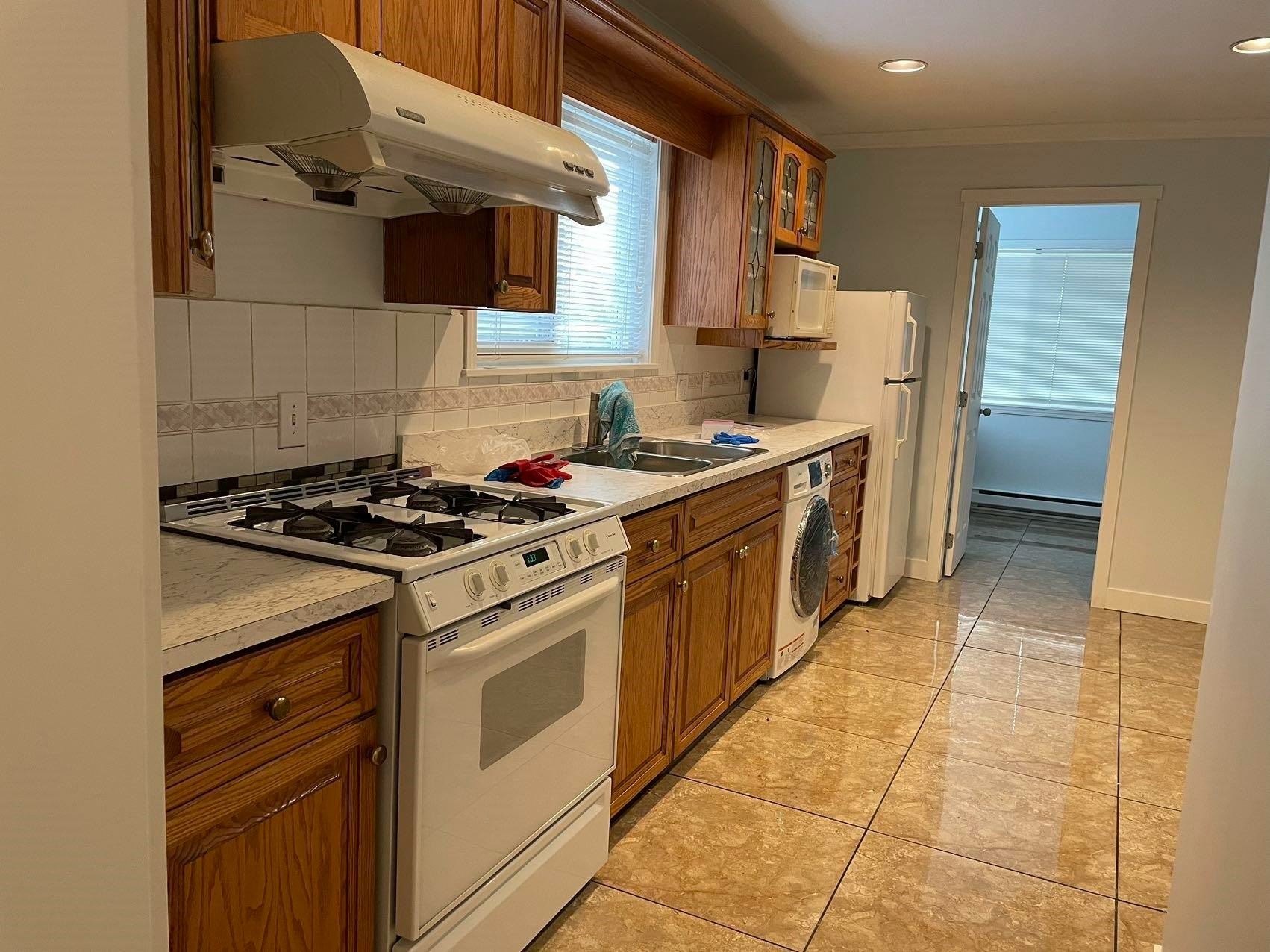 6000 Dawson Street, Burnaby, BC, V5B 2W6 - 2