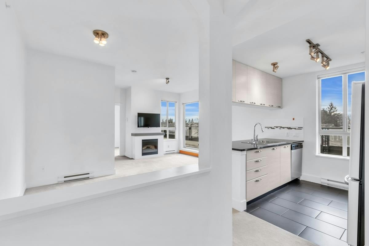 417-7418 Byrnepark Walk, Burnaby, BC, V3N 0B3 - 2