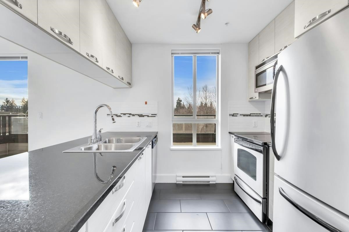 417-7418 Byrnepark Walk, Burnaby, BC, V3N 0B3 - 3