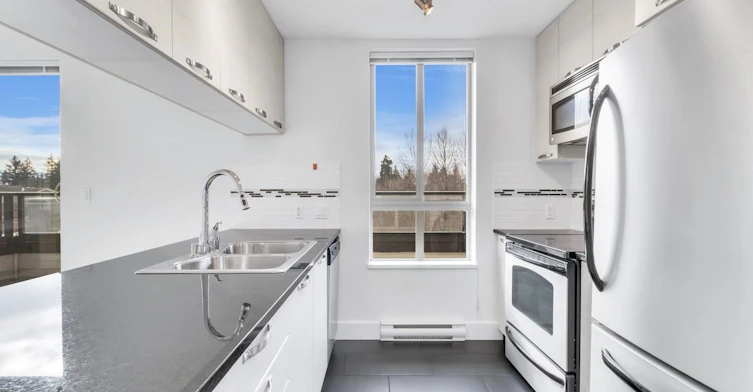 417-7418 Byrnepark Walk, Burnaby, BC, V3N 0B3 - 3