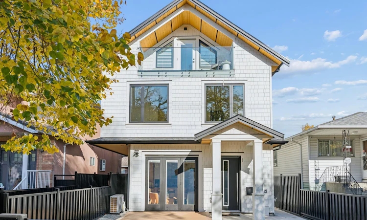 1-2897 E 45th Avenue