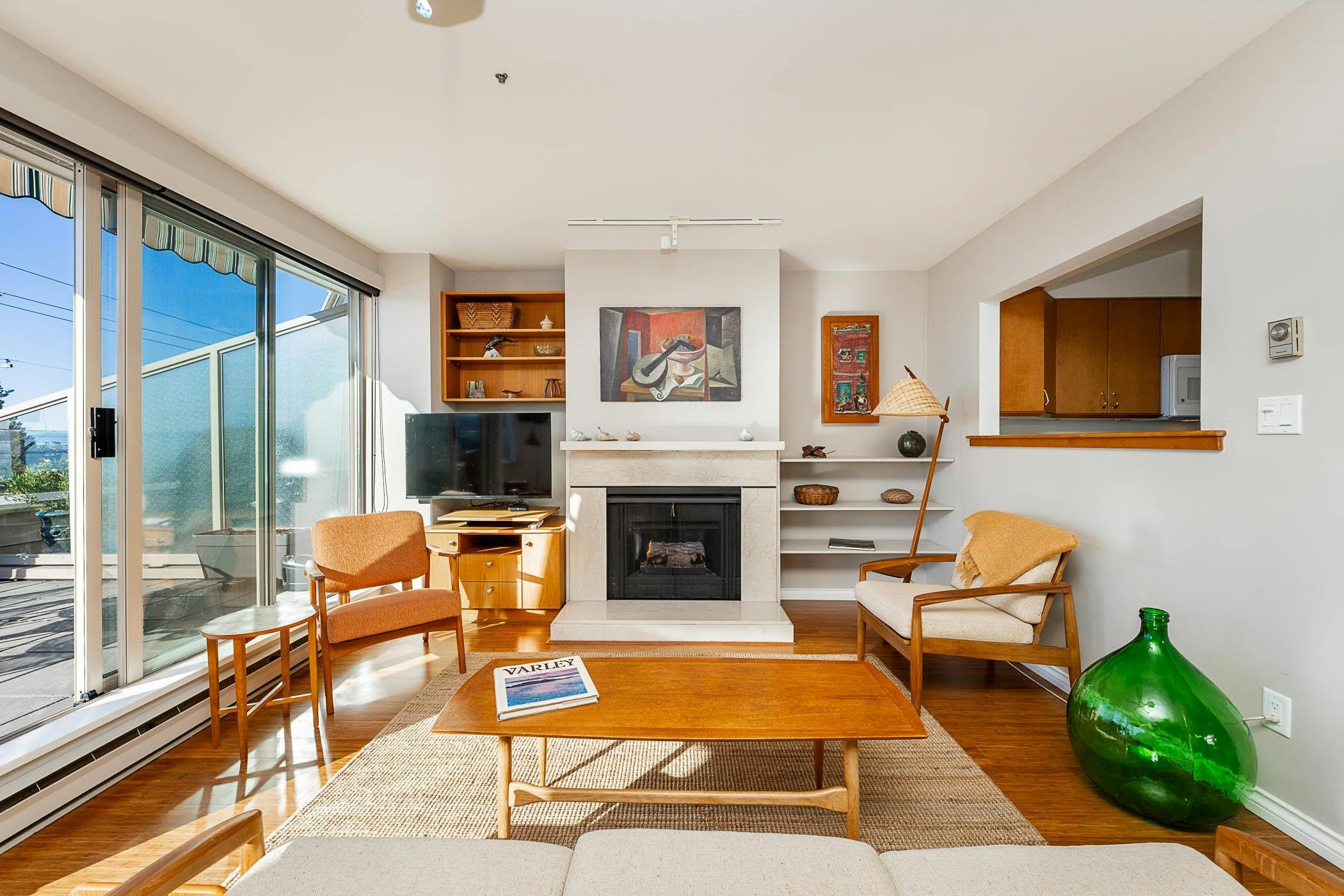201-2433 Bellevue Avenue - 3