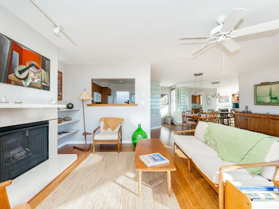 201-2433 Bellevue Avenue - 5