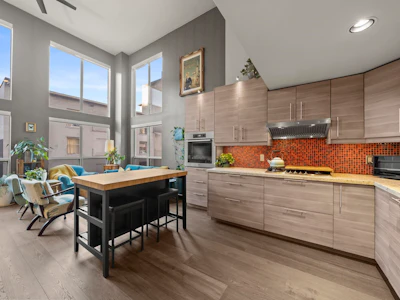 303-933 Seymour Street - 3