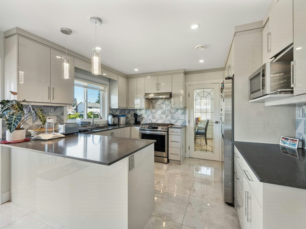 15271 95 Avenue, Surrey, BC, V3R 9C5