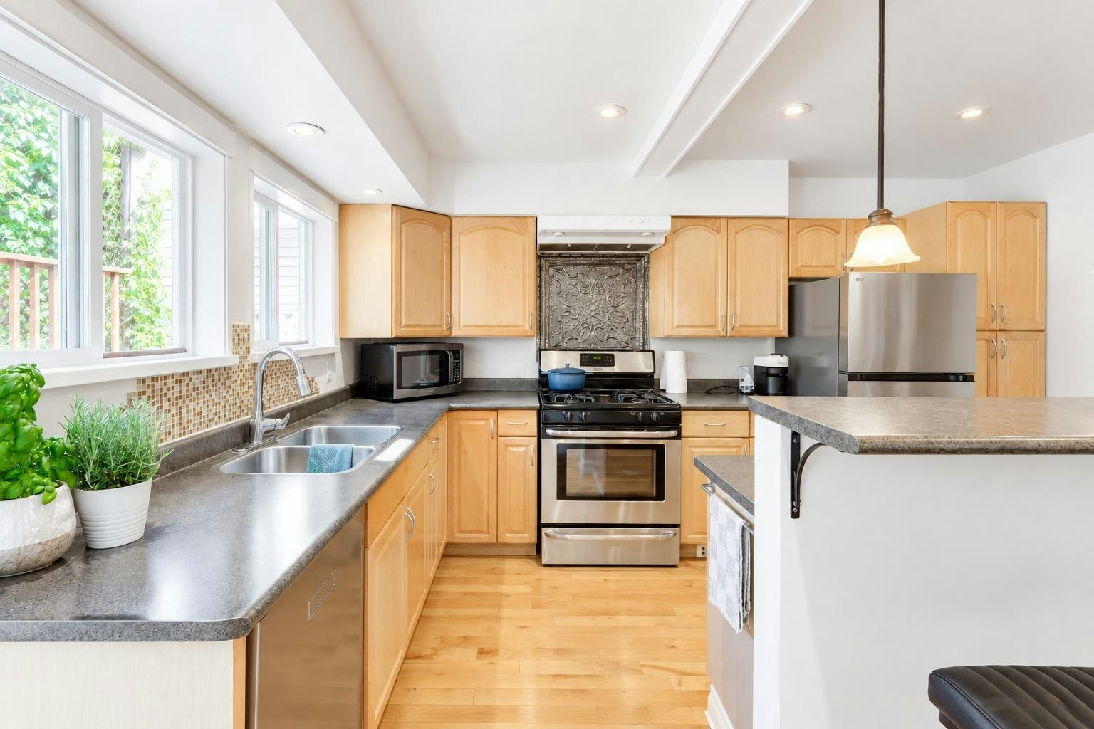272 Osborne East Road, North Vancouver, BC, V7N 1M1 - 12