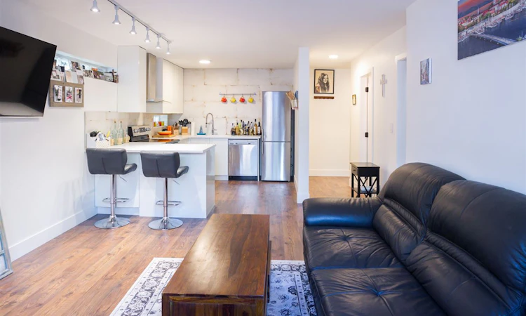 2-3250 W 4th Avenue