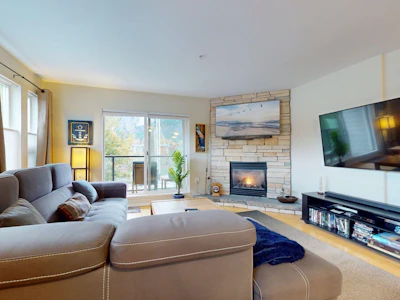 201-1468 Pemberton Avenue - 2