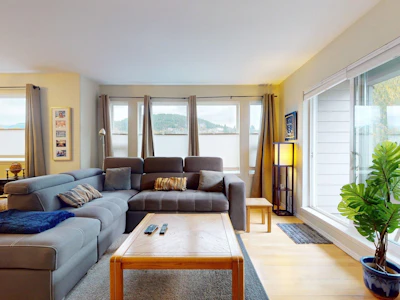 201-1468 Pemberton Avenue - 3
