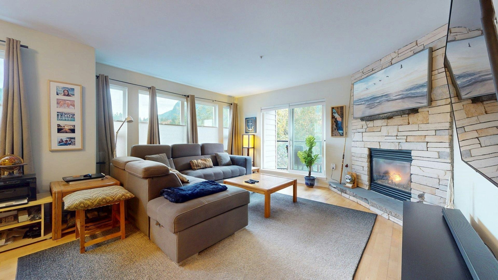 201-1468 Pemberton Avenue, Squamish, BC, V8B 0K2