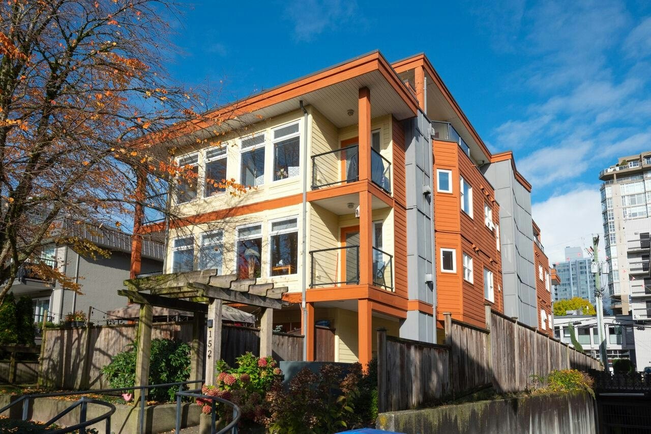 304-152 E 12th Street, North Vancouver, BC, V7L 2J4