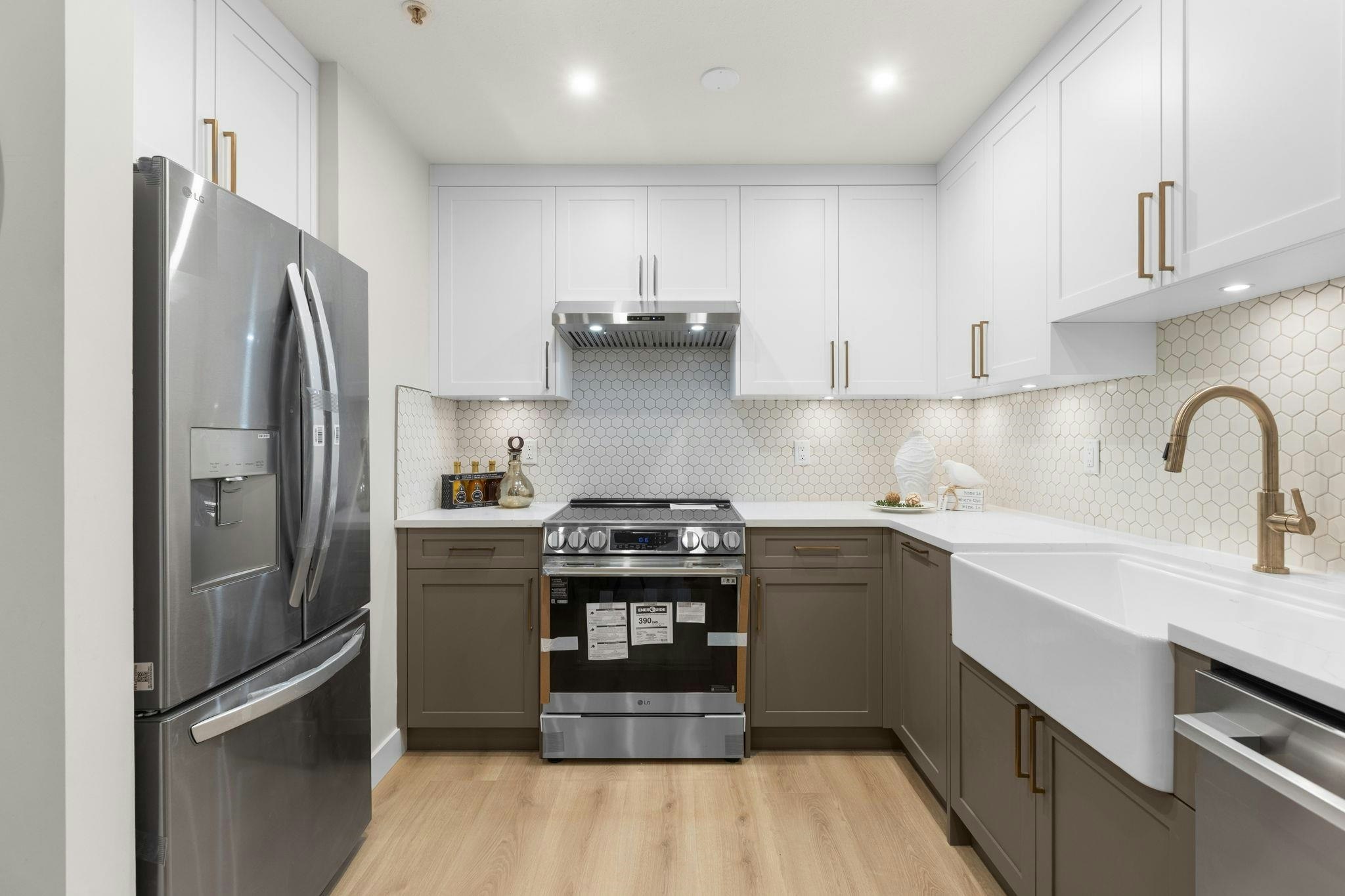 206-3151 Connaught Crescent - 3