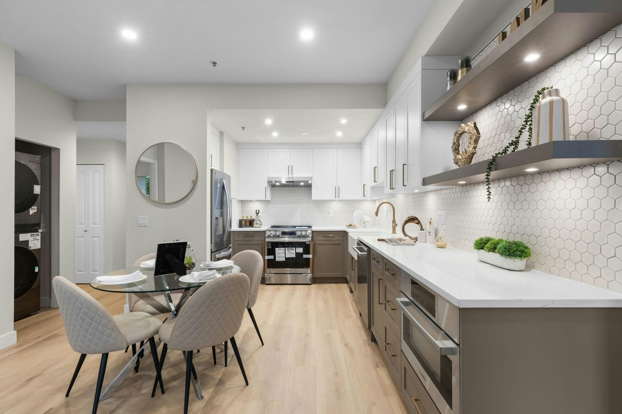 206-3151 Connaught Crescent - 2