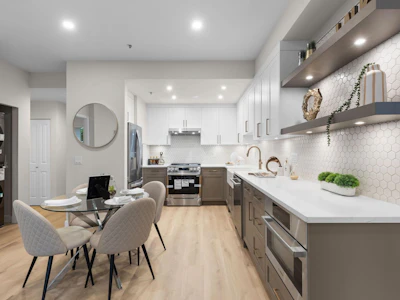 206-3151 Connaught Crescent - 2