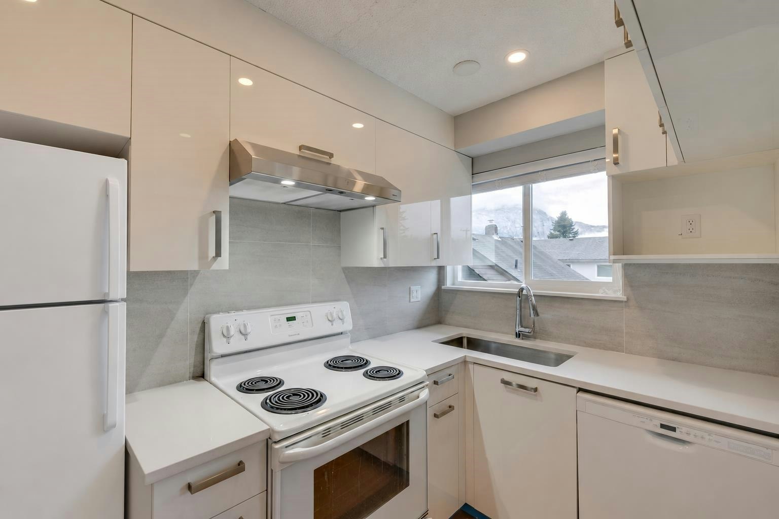 B-38027 Fourth Avenue, Squamish, BC, V8B 0A4 - 3