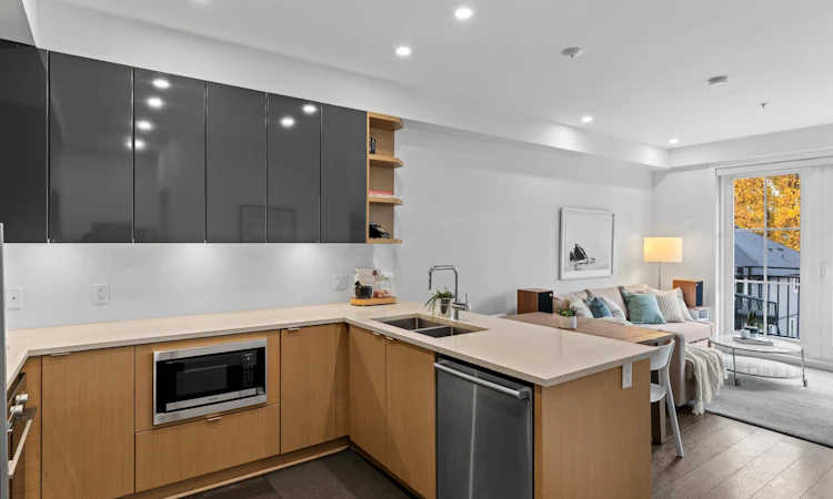 302-2528 Collingwood Street