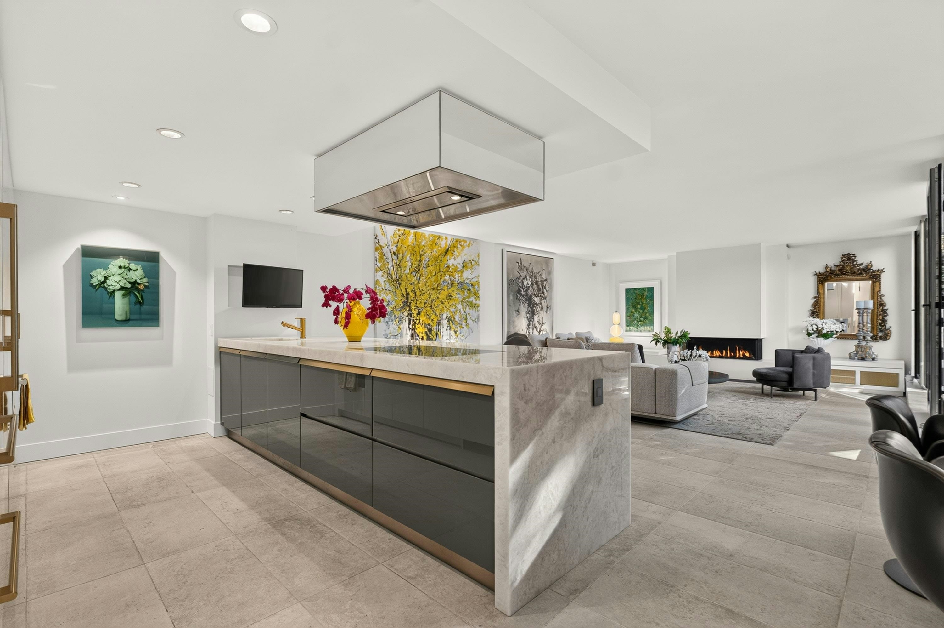 320-4900 Cartier Street - 4