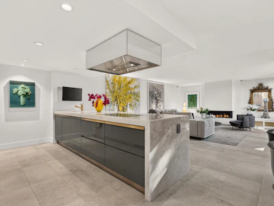 320-4900 Cartier Street - 4