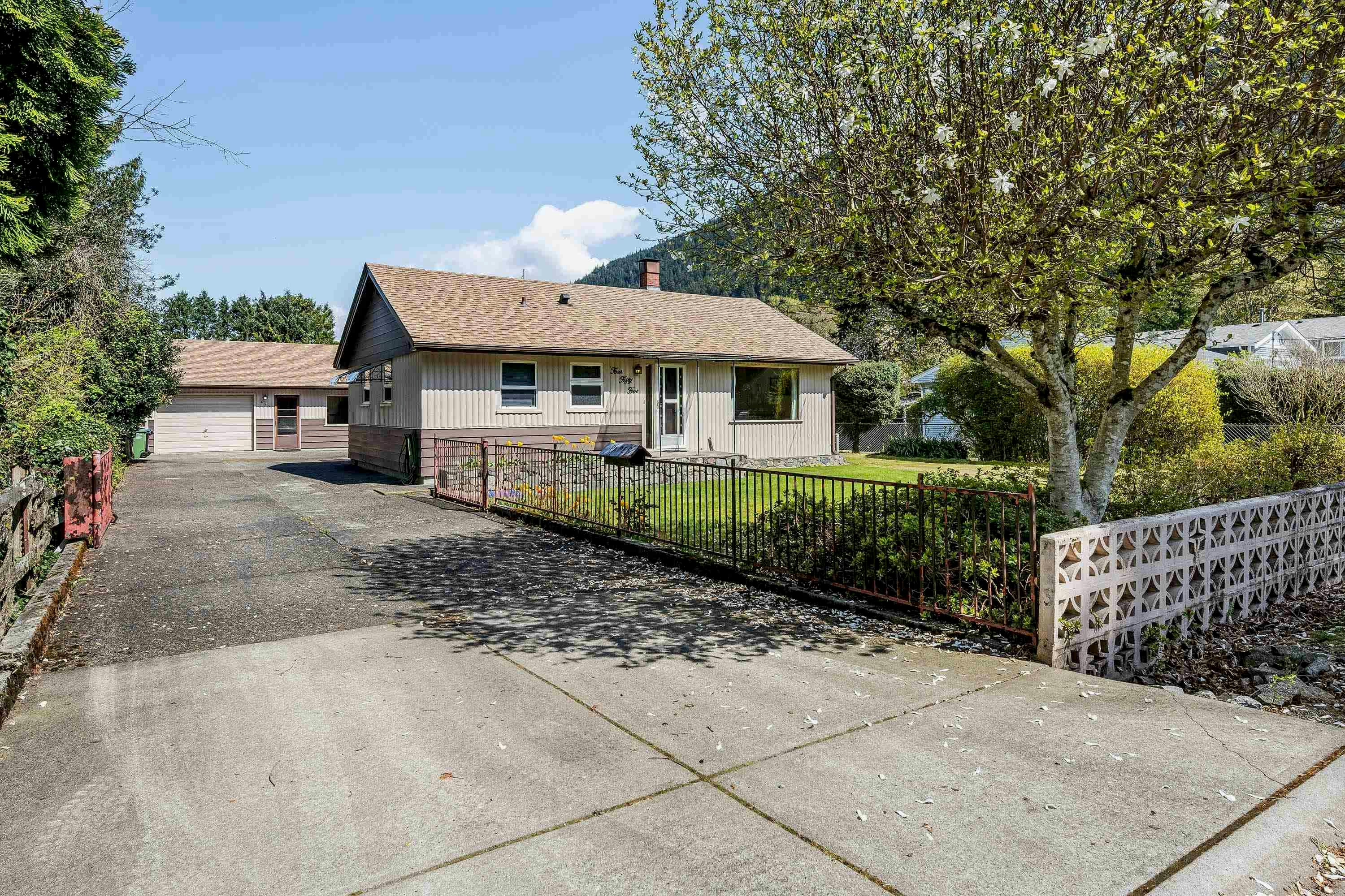 455 Pine Avenue, Harrison Hot Springs, BC, V0M 1K0