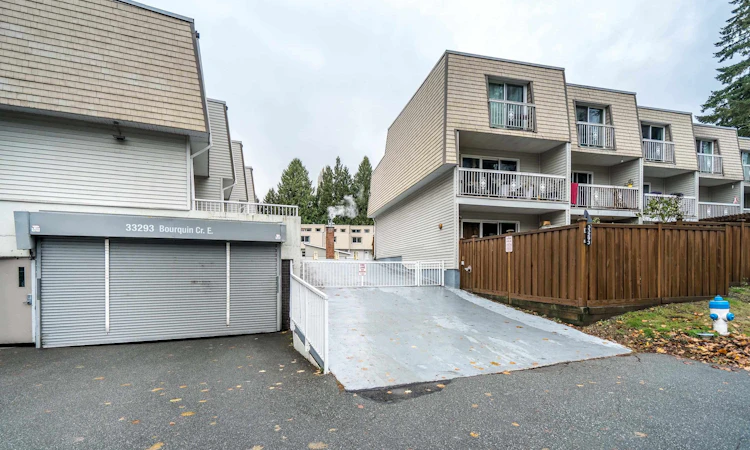 17-33923 E Bourquin Crescent