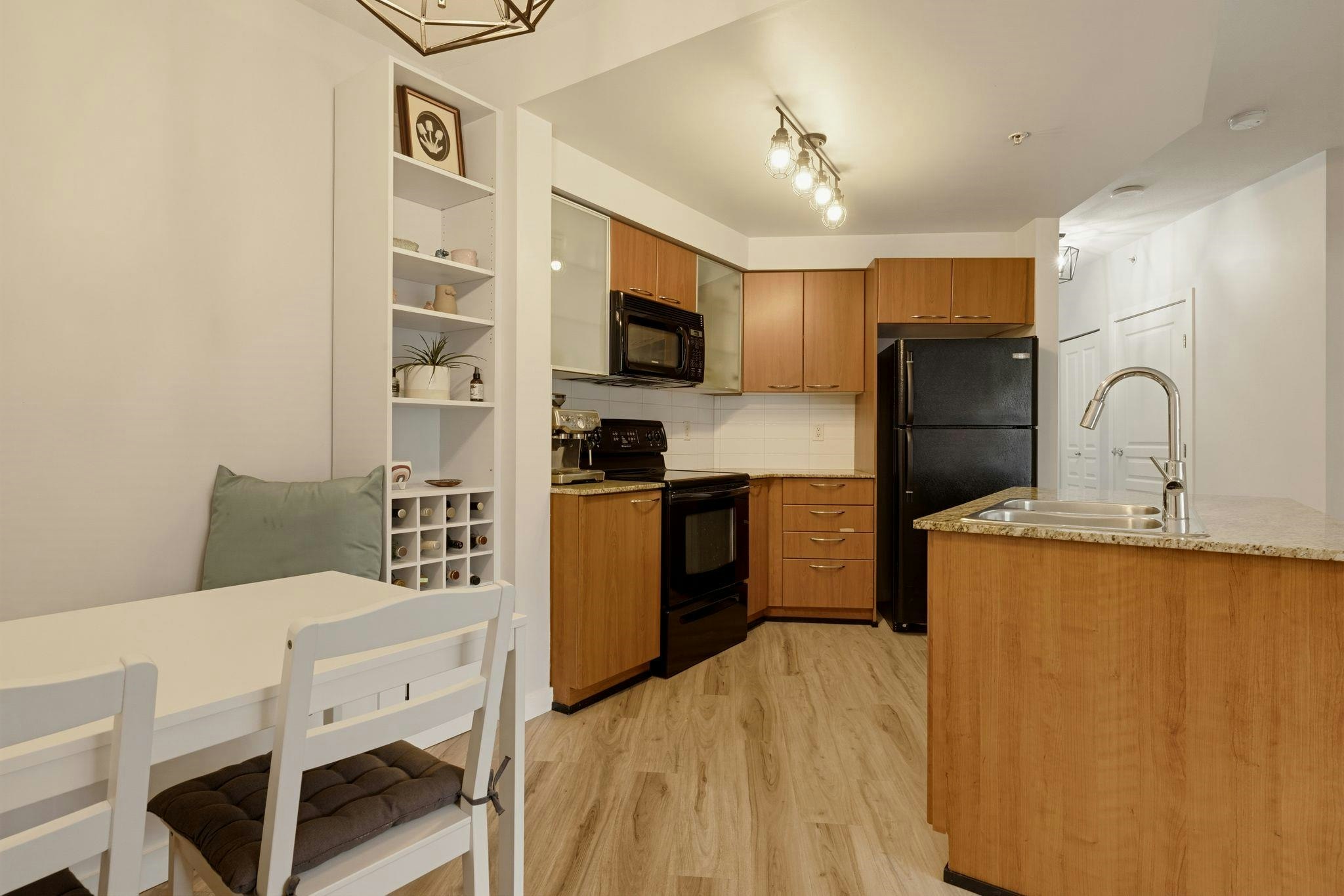 321-4028 Knight Street - 4