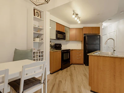 321-4028 Knight Street - 4