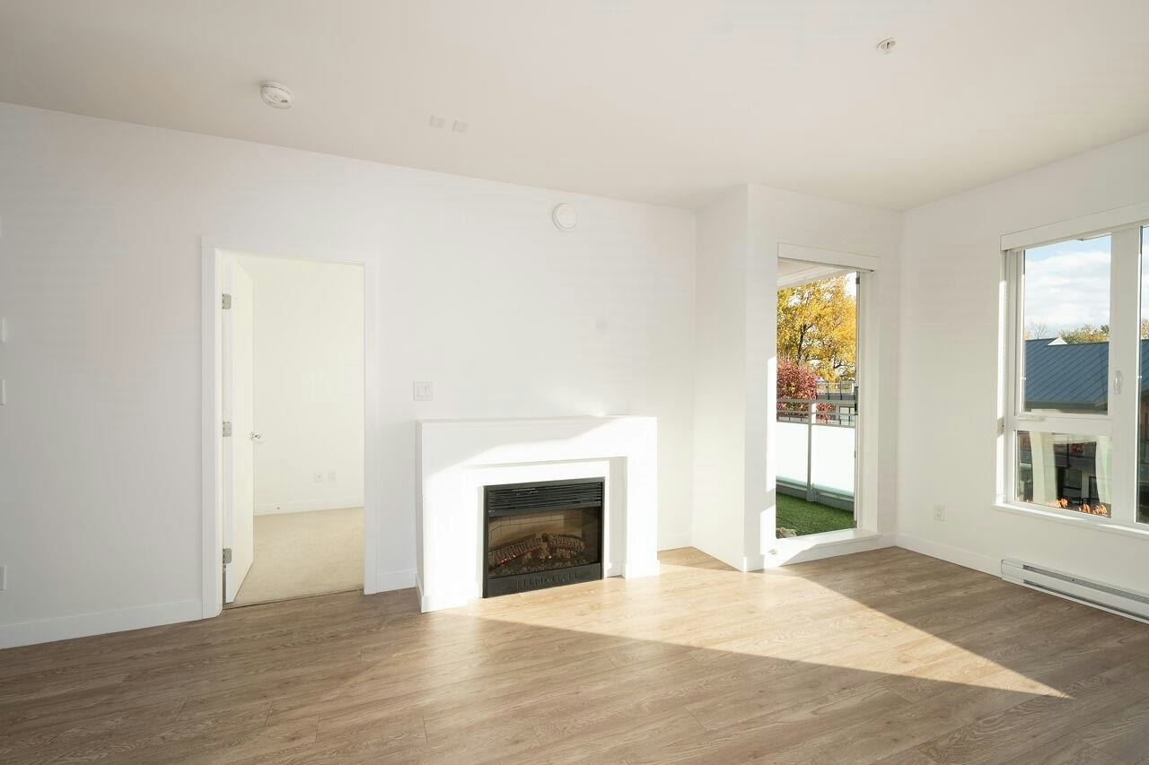 403-1061 Marine Drive - 2