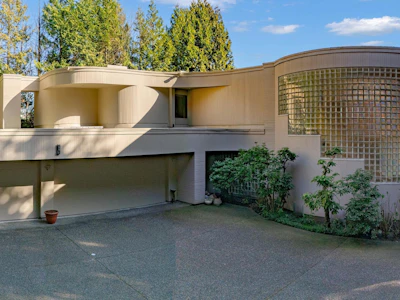 999 King Georges Way - 2