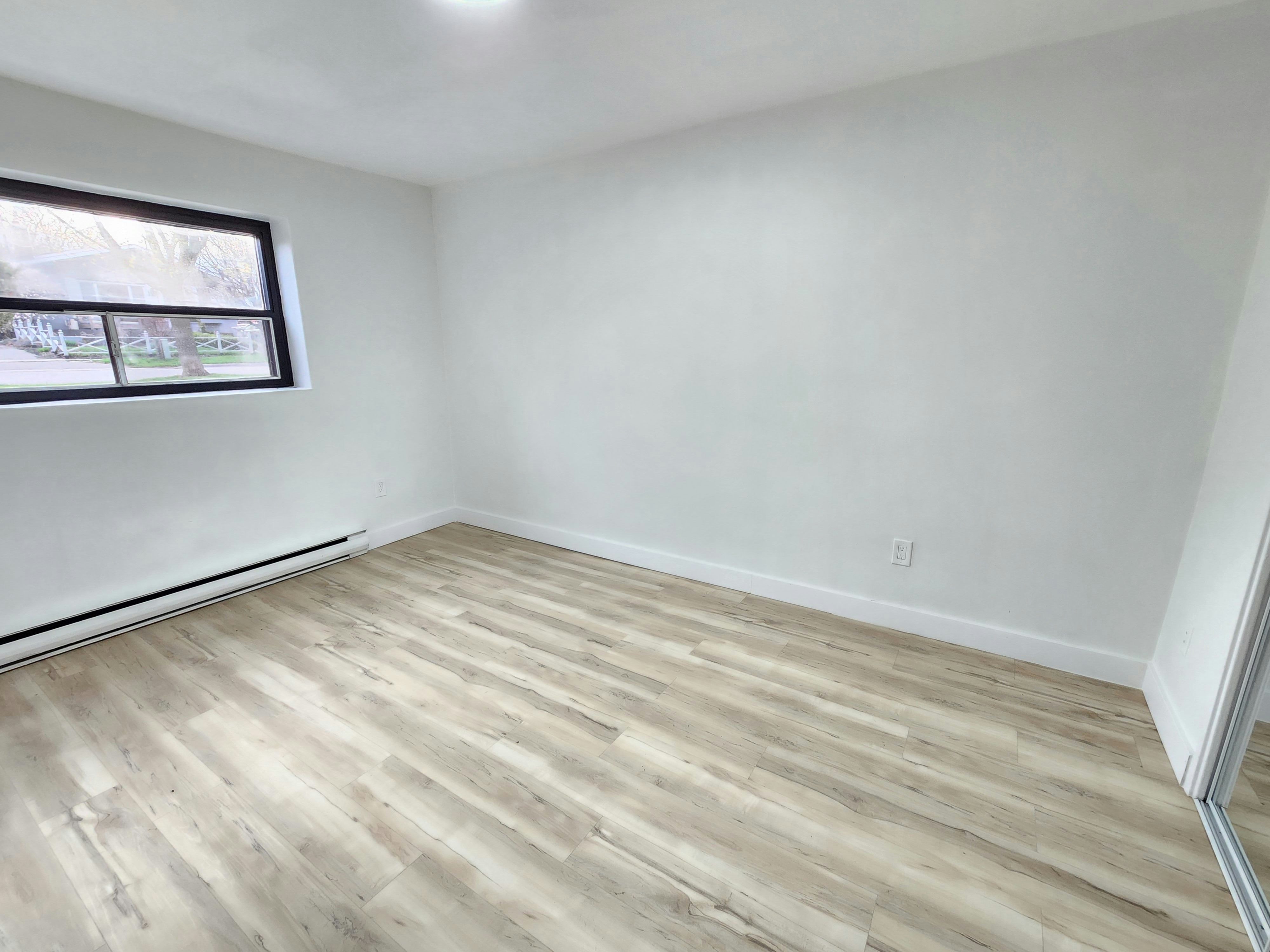 206-563 Oxford St, Oshawa, ON, L1J 3V5
