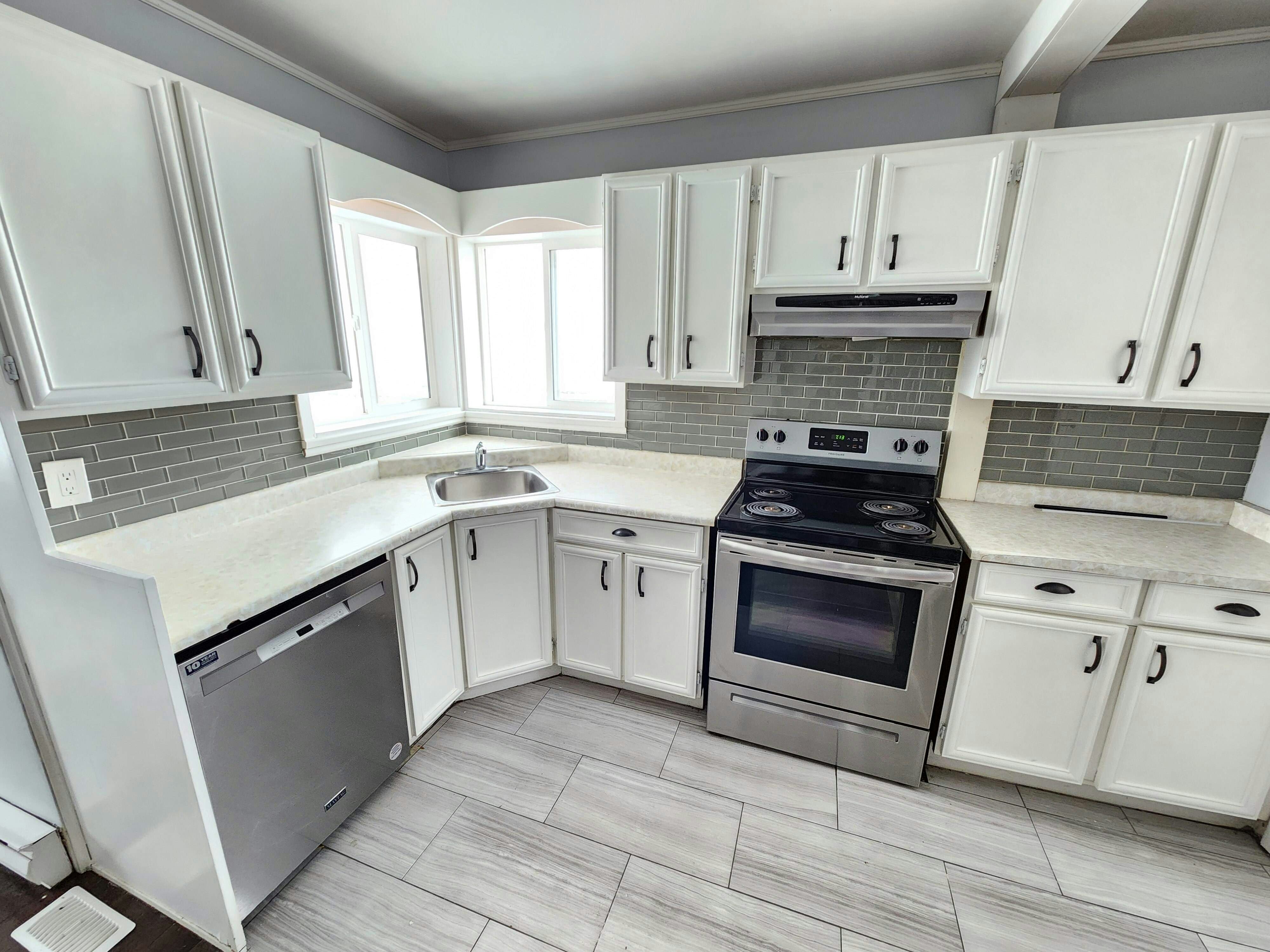 1-221 Johnson Ave, Oshawa, ON, L1J 1S4 - 2
