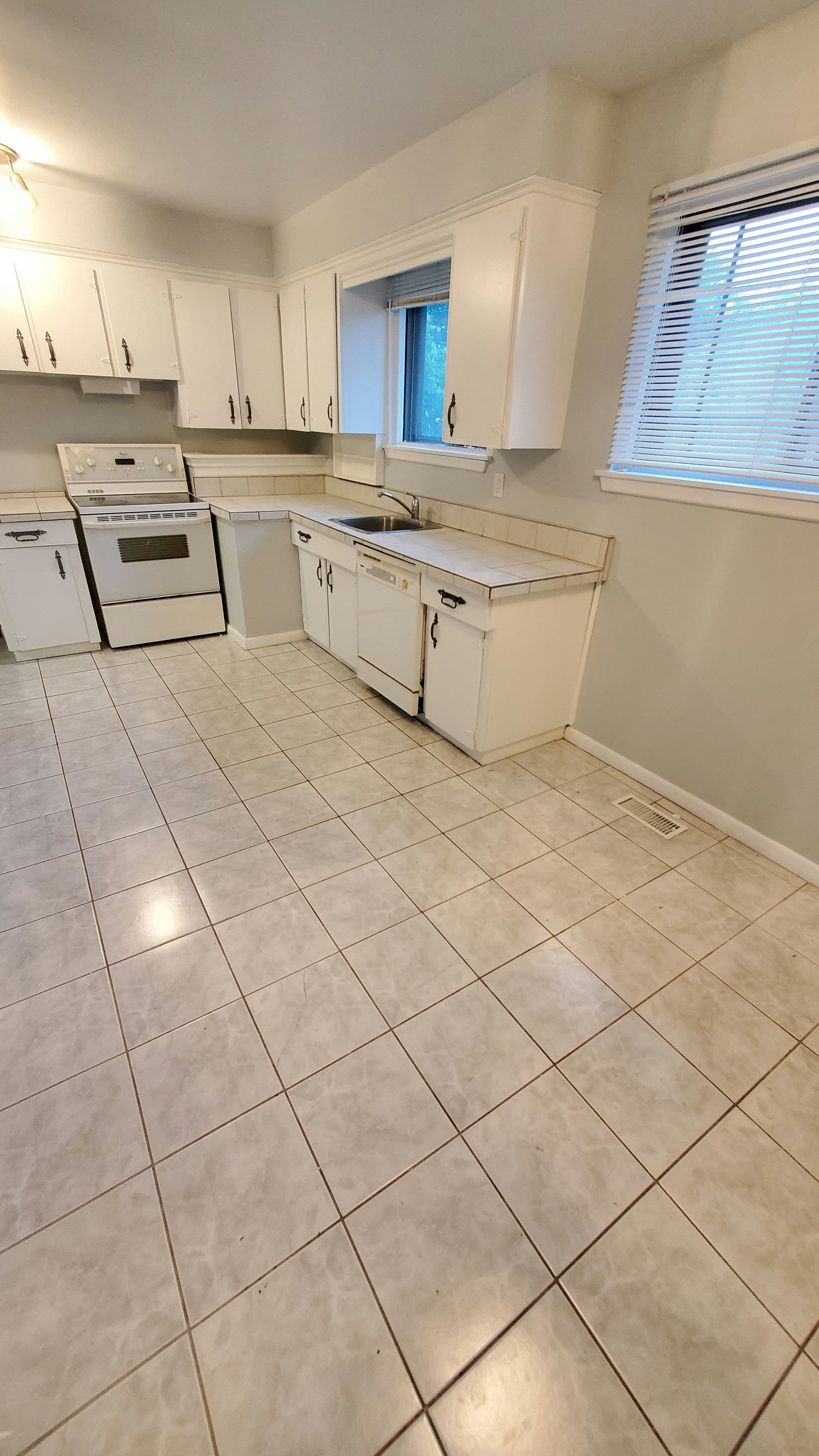 Main Unit-235 Wilson Rd N, Oshawa, ON, L1G 6E3