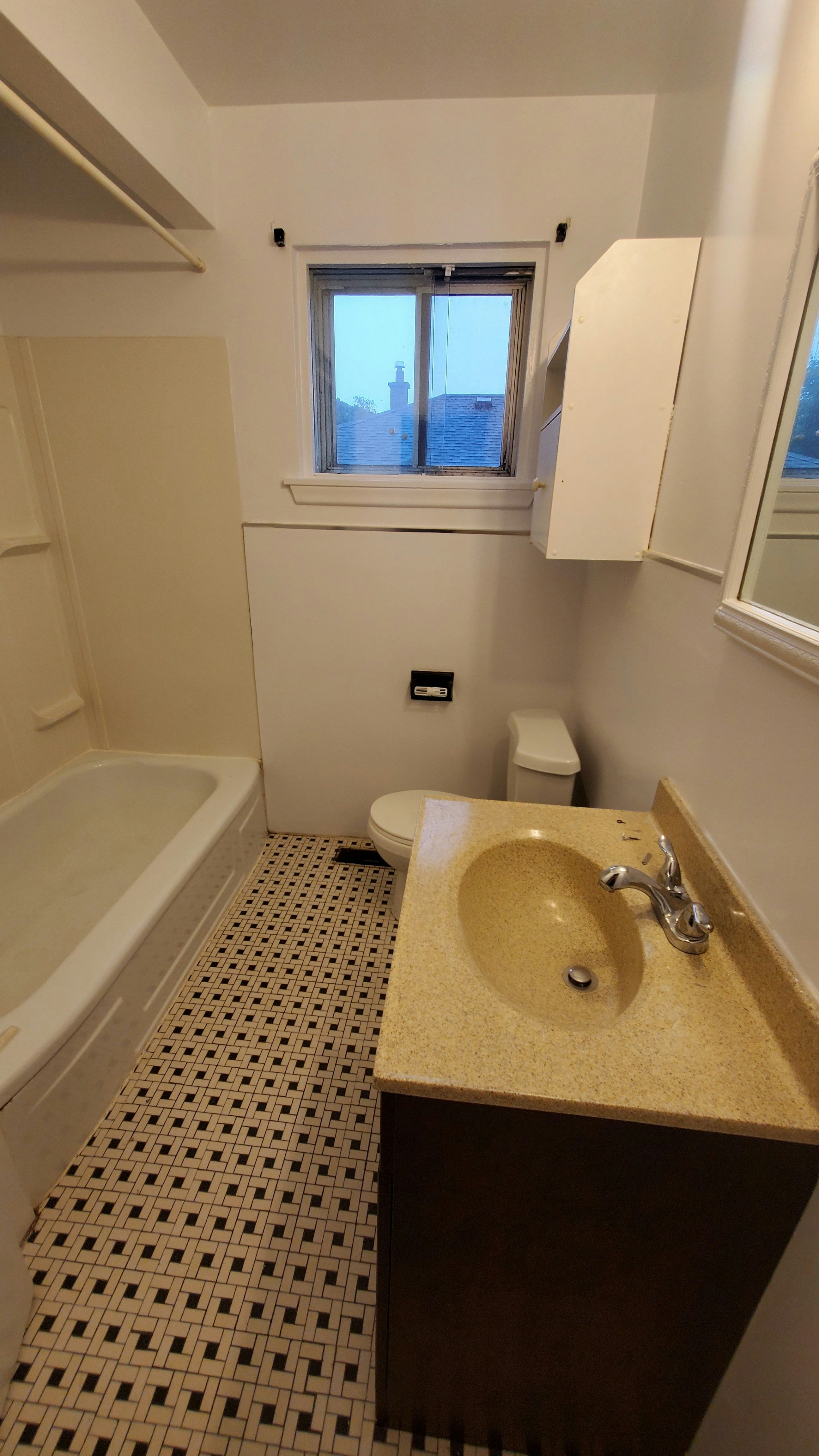 Main Unit-235 Wilson Rd N, Oshawa, ON, L1G 6E3 - 3