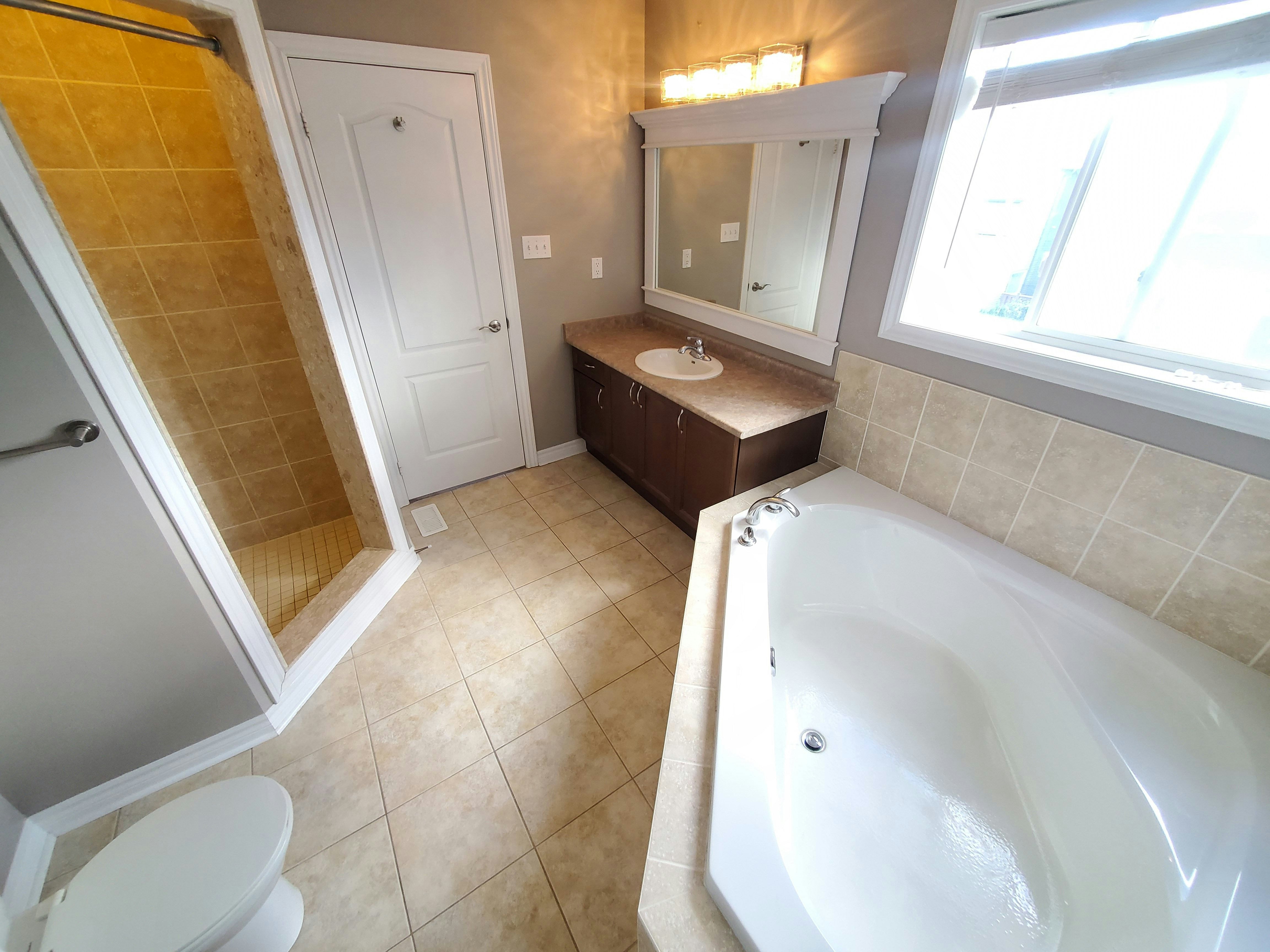 Main Unit-27 Kimble Ave, Clarington, ON, L1C 0J9 - 2