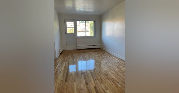 201-4950 Avenue Bourret, Montréal, QC, H3W 1L4 - 4