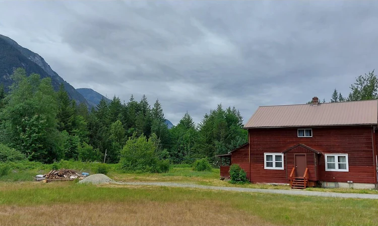 2335 Mackenzie 20 Highway