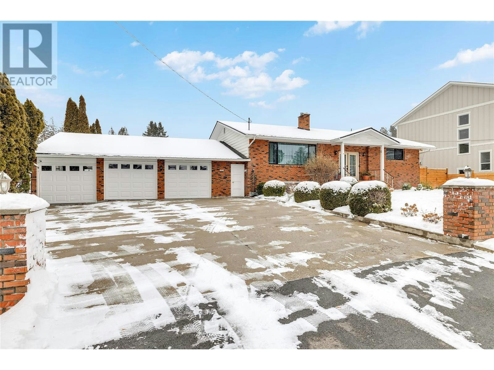 2425 Crestview Road, West Kelowna, BC, V1Z 1Y9