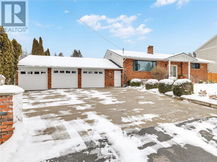 2425 Crestview Road, West Kelowna, BC, V1Z 1Y9